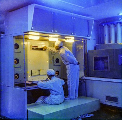 上世纪70年代的集成电路工厂